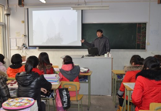 體育組張謙老師對(duì)學(xué)生進(jìn)行“霾”知識(shí)普及
