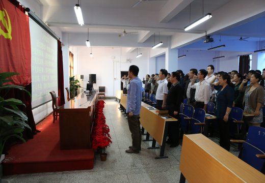 工會(huì)主席李震帶領(lǐng)全體黨員重溫入黨誓詞