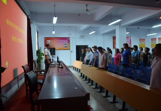學(xué)校隆重舉行新黨員宣誓儀式