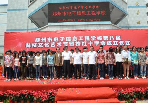 校領(lǐng)導(dǎo)與情景劇參演學(xué)生集體合影留念