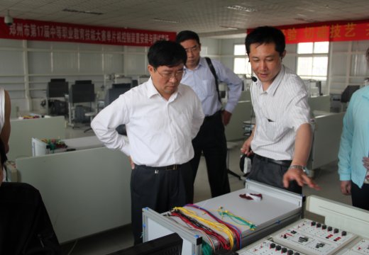 參觀電工電子-單片機實訓場