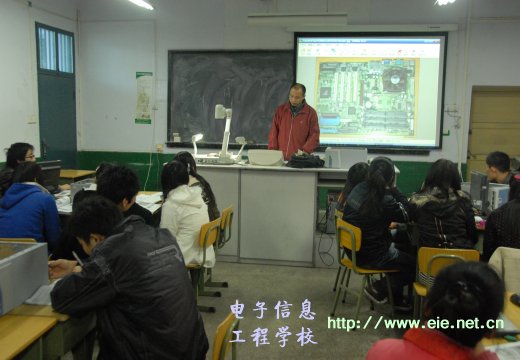 閆戰(zhàn)偉老師的小組學(xué)習(xí)課