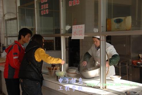 排隊(duì)領(lǐng)取冬至餃子