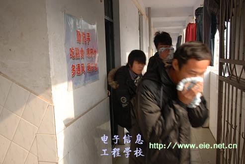 住校生按照學校要求掩鼻逃離