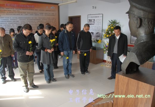 師生向英烈默哀