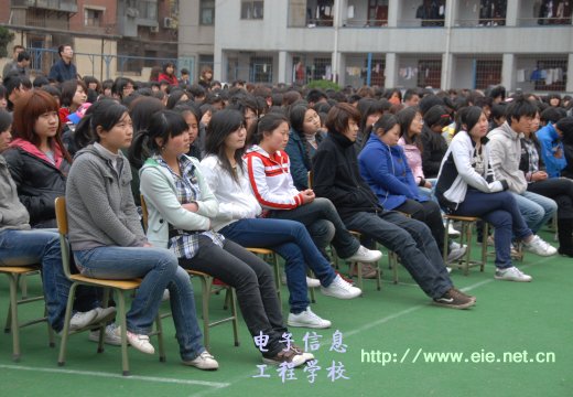 學生們被報告內容吸引了