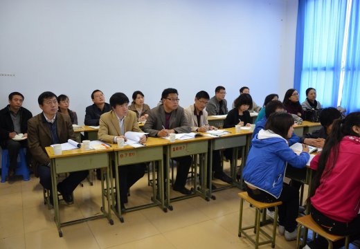 市職業(yè)教研室領導及兄弟學校專家為參賽老師打分