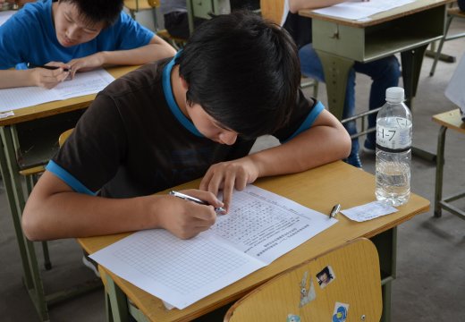 學(xué)生認(rèn)真答題
