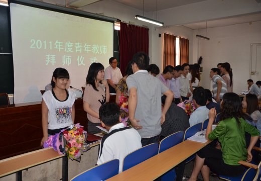 青年教師向指導(dǎo)教師獻花