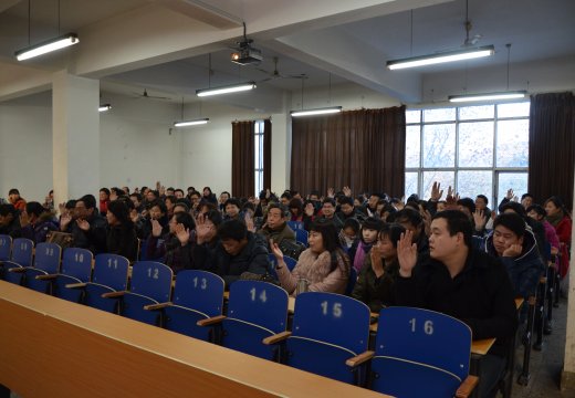 全體教職工舉手表決大會議案