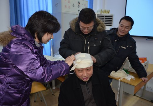 老師們?cè)卺t(yī)護(hù)人員指導(dǎo)下練習(xí)包扎方法