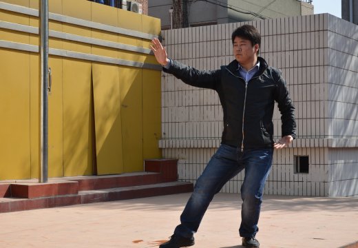 武術(shù)教練胡老師為大家領(lǐng)操
