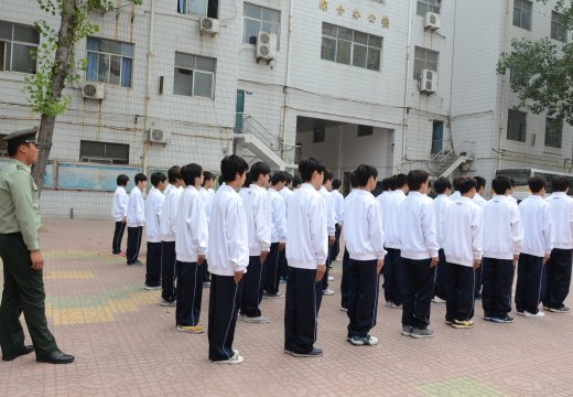 隨著教官的口令，同學(xué)們做著標(biāo)準(zhǔn)的動作