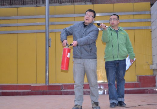席主任示范滅火器正確使用方法