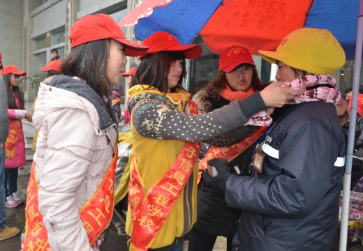 “愛心織女團(tuán)”為交通協(xié)管員親手帶上“愛心圍巾”