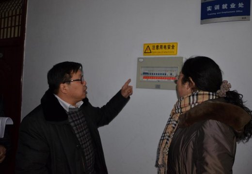 支德銀校長(zhǎng)與王文會(huì)副校長(zhǎng)在教學(xué)樓排查用電安全