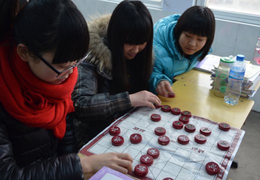 室內(nèi)體育課上同學(xué)們開展了跳棋、象棋、五子棋等益智活動(dòng)