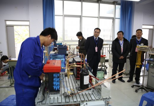 河南省教育廳副廳長尹洪斌親臨比賽現(xiàn)場了解比賽情況