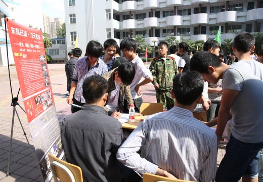 東易日盛力天裝飾公司臺前吸引了許多設計專業(yè)的學生