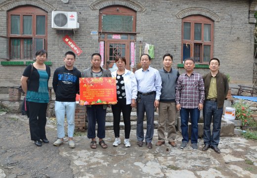 送喜報(bào)校領(lǐng)導(dǎo)與獲獎(jiǎng)學(xué)生張?jiān)郊凹议L合影