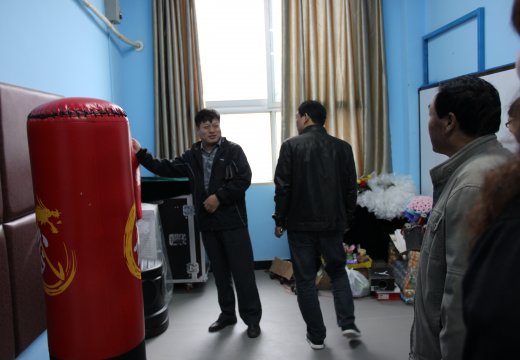 檢查組查看學校心理咨詢宣泄室
