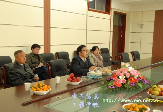 我校支校長向考察組介紹學(xué)校狀況