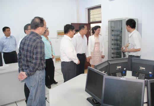 參觀計算機-網(wǎng)絡實訓室