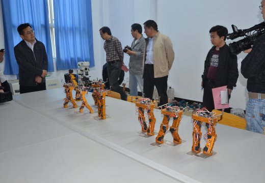 參觀小型機(jī)器人實(shí)驗(yàn)室
