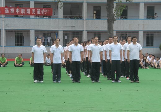 會操表演中青年教師方陣為大家展示訓練成果