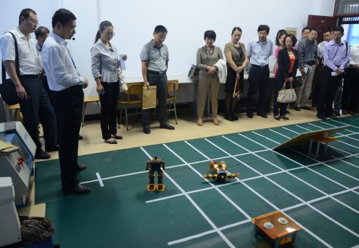 參觀小型機(jī)器人實(shí)訓(xùn)室