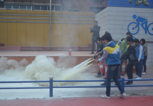 學(xué)生親身體驗(yàn)滅火方法
