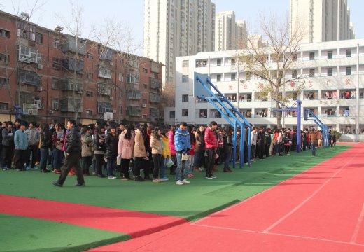 全體師生集合完畢各班老師清點(diǎn)人數(shù)