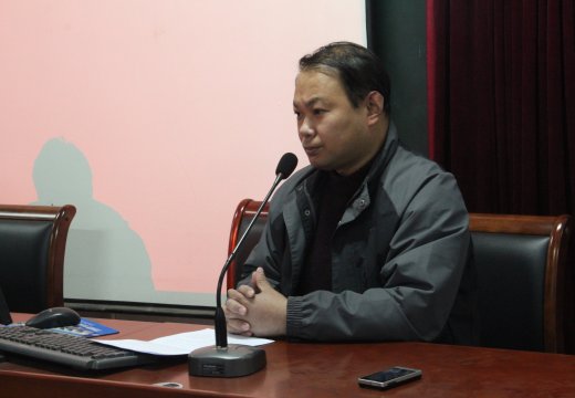 學(xué)校第一黨支部書記曹源給同學(xué)們上了第一堂黨課