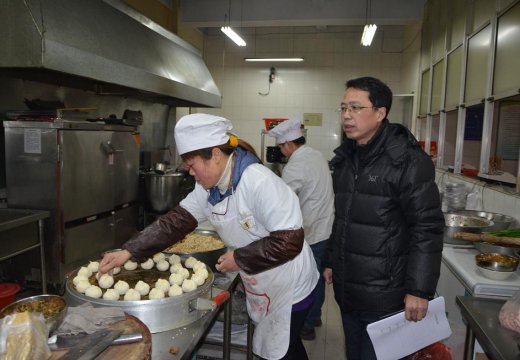 總務(wù)李曉波主任檢查學(xué)校食堂