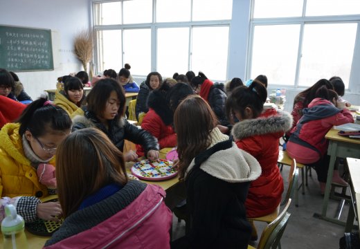 室內(nèi)體育課上同學(xué)們開展了跳棋、象棋、五子棋等益智活動(dòng)