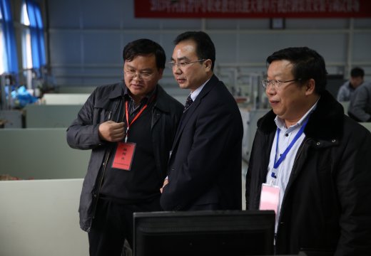 河南省教育廳副廳長尹洪斌在比賽現(xiàn)場與裁判員交談