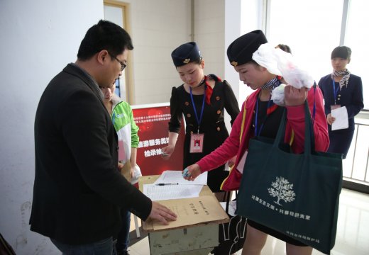 選手們抽取比賽順序