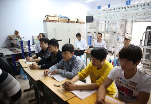 胡校長一行進行聽課