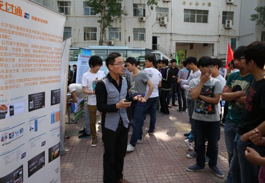 企業(yè)負責人進行宣講幫助學生了解公司情況