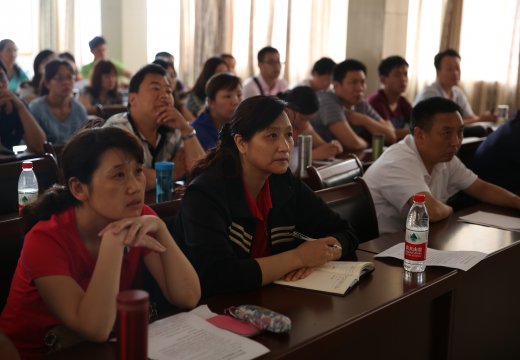 生動(dòng)的授課方式吸引黨員教師專注聆聽