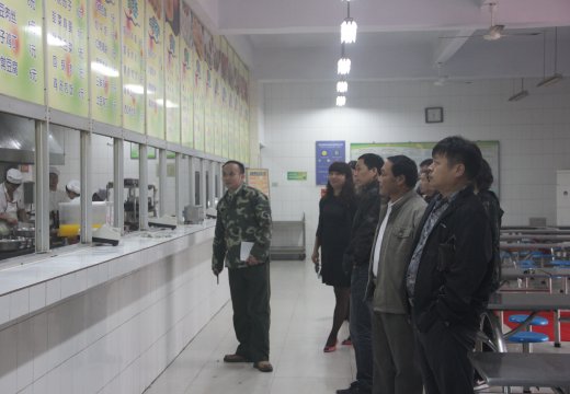 檢查組巡查學校食堂安全衛(wèi)生情況