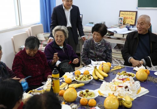 老干部參與擊鼓傳花游戲