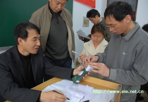 我校代表教師陳清順抽簽確定競(jìng)賽順序