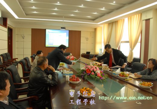 支校長與考察組負(fù)責(zé)人交換學(xué)校資料