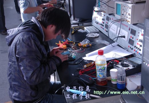 學(xué)生在仔細(xì)的進(jìn)行調(diào)試、組裝
