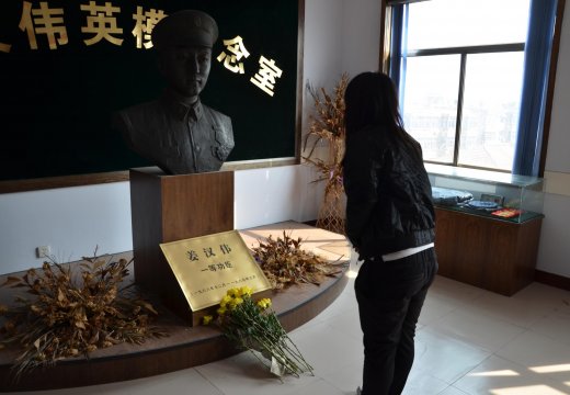 學(xué)生代表向烈士獻(xiàn)花