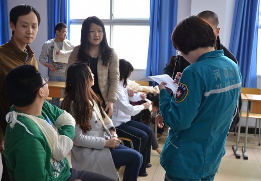 考官對(duì)班主任包扎情況進(jìn)行打分
