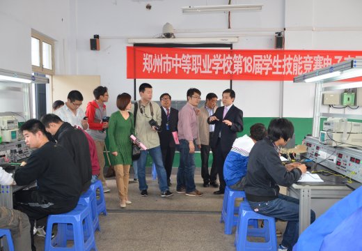 參觀電子產(chǎn)品裝配與調(diào)試實(shí)驗(yàn)室
