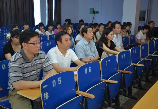 評委們逐一聽取選手們的演講