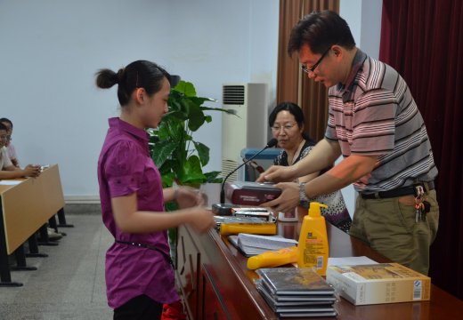 付書記為演講比賽一等獎獲獎教師頒獎
